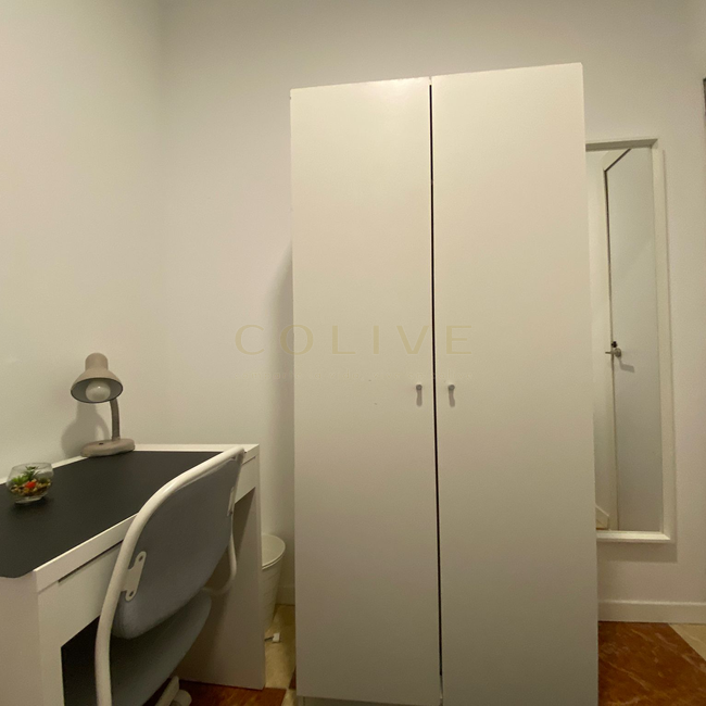 Armario, espejo, mesa de escritorio, silla y lampara