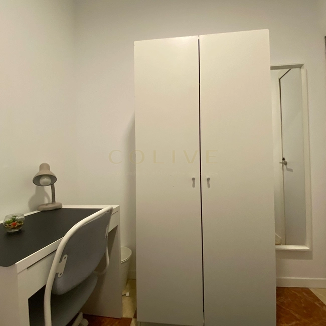 Armario, espejo, mesa de escritorio, silla y lampara