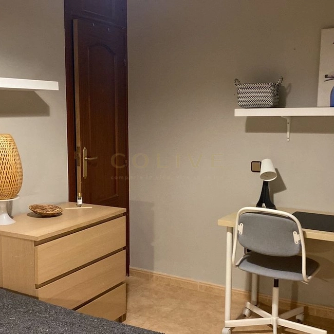 Escritorio, mesa de noche, silla, balda y lampara