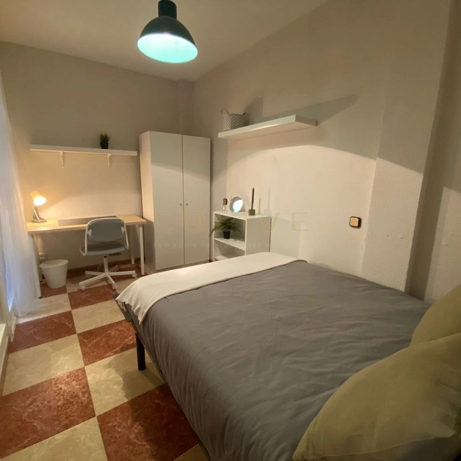 Cama de matrimonio, armario, silla, mesa de escritorio