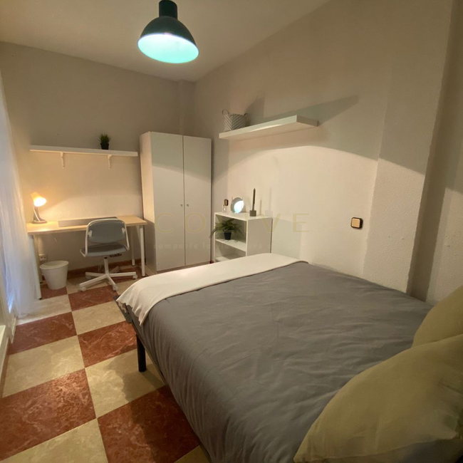 Cama de matrimonio, armario, silla, mesa de escritorio