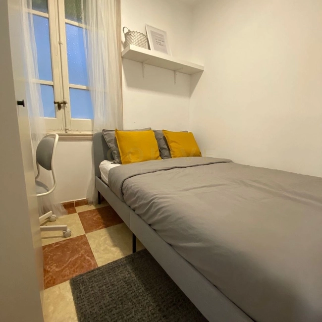 Cama de matrimonio 1,35, balda, y ventana a patio interior